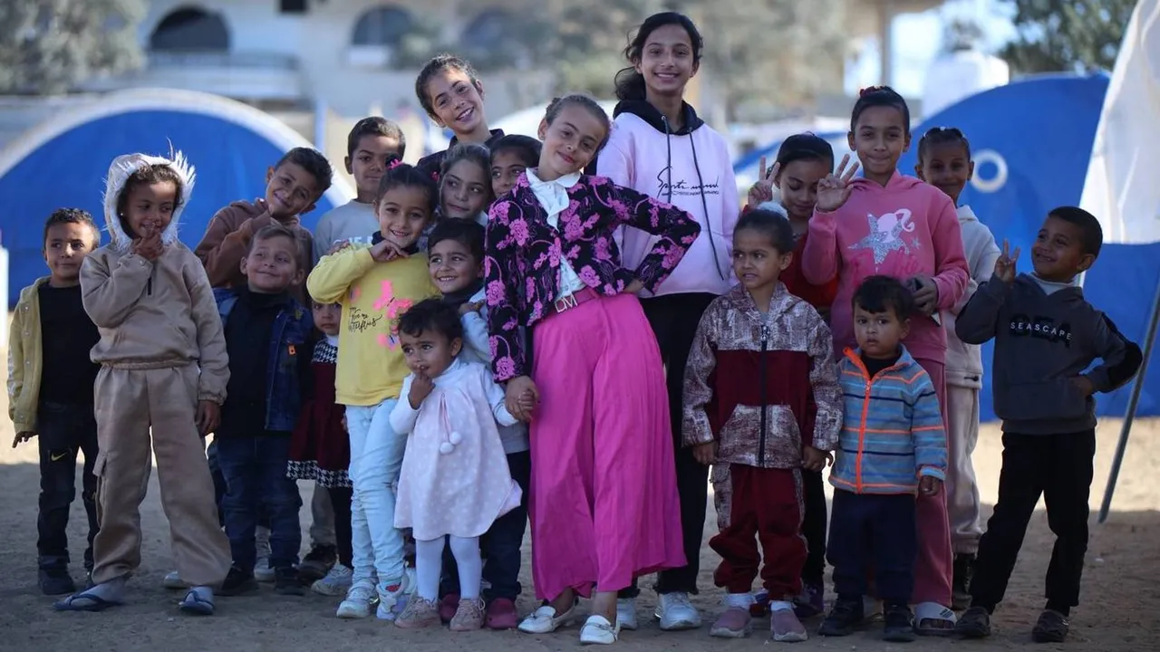 Niños de Gaza viven instante de alegría por Navidad, en medio de ofensiva